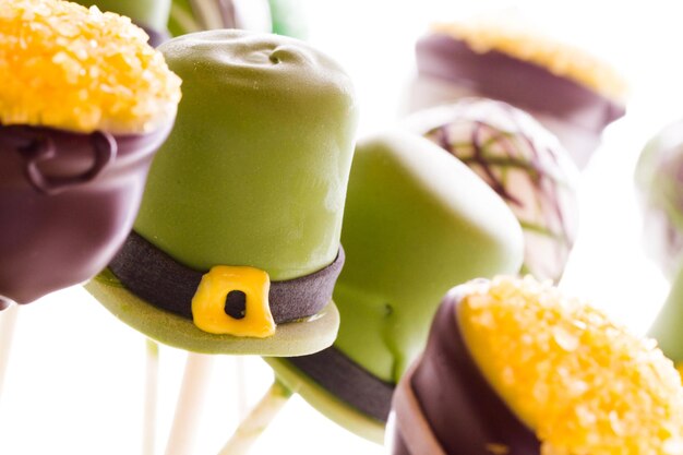 Estallidos de pastel de chocolate con elegante crema de mantequilla.