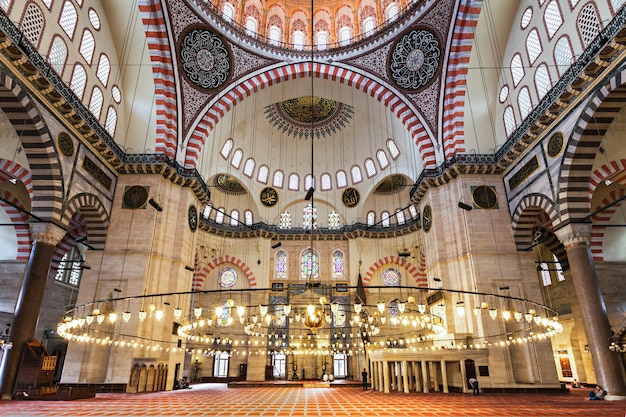 ESTAMBUL, TURQUÍA - 08 DE SEPTIEMBRE DE 2014: El interior de la mezquita de Süleymaniye el 08 de septiembre de 2014 en Estambul, Turquía.