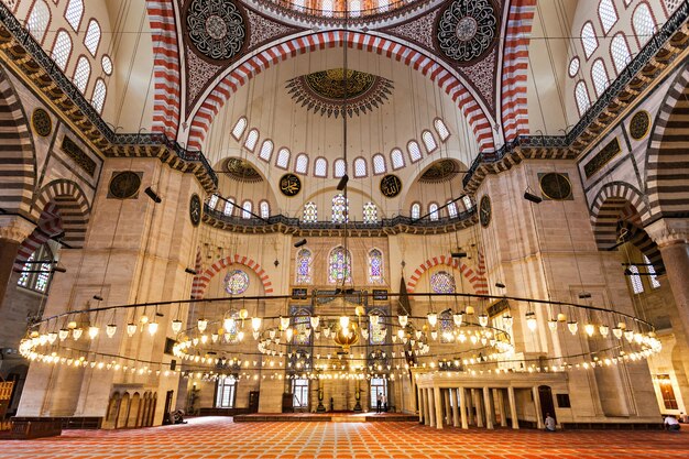 ESTAMBUL, TURQUÍA - 08 DE SEPTIEMBRE DE 2014: El interior de la mezquita de Süleymaniye el 08 de septiembre de 2014 en Estambul, Turquía.