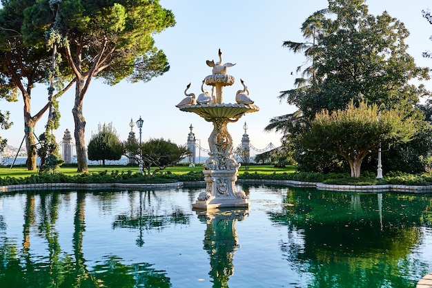 ESTAMBUL, TURQUÍA - 12 de octubre de 2019: Fuente en el territorio del Palacio de Dolmabahce