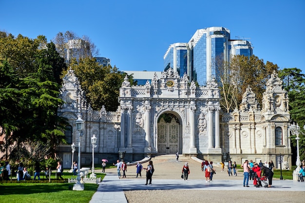 ESTAMBUL, TURQUÍA - 12 de octubre de 2019: North Gate Dolmabahce Palace