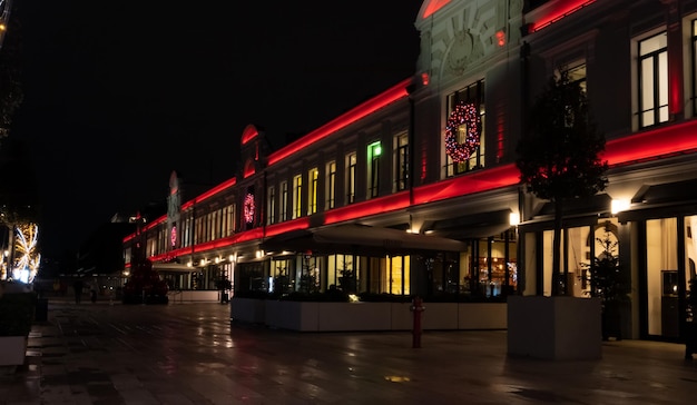 Estambul, TURQUÍA- 13 de diciembre de 2022. Edificio conceptual de Navidad iluminado en rojo.