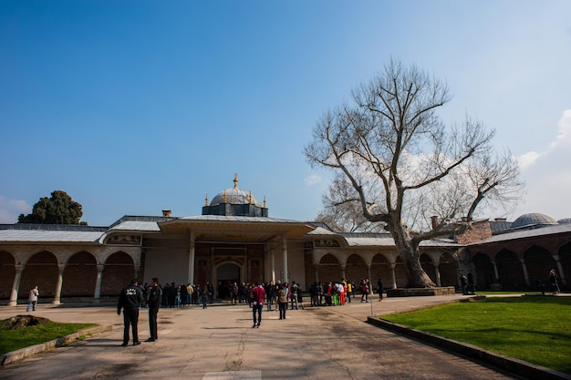 ESTAMBUL, TURQUÍA - 18 DE MARZO DE 2013: Gente caminando por los jardines del Palacio de Topkapi.