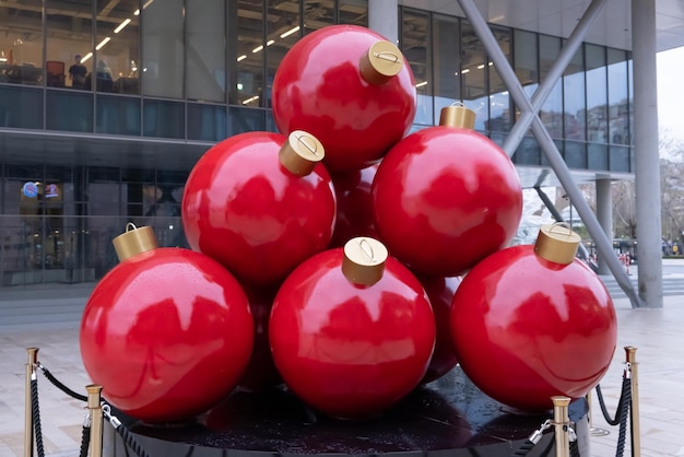 Estambul, TURQUÍA- 19 de diciembre de 2022. Bolas o decoraciones navideñas rojas grandes o gigantes.