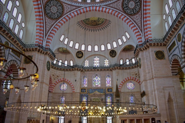 ESTAMBUL, TURQUÍA - 28 DE MAYO: Vista interior de la mezquita de Suleymaniye en Estambul Turquía el 28 de mayo de 2018