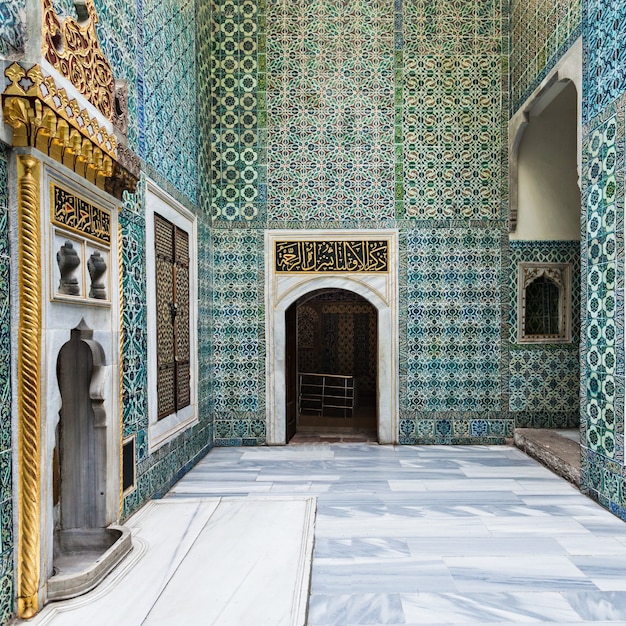 ESTAMBUL, TURQUÍA - 6 DE SEPTIEMBRE DE 2014: Decoración hermosa dentro del palacio de Topkapi el 6 de septiembre de 2014 en Estambul, Turquía.