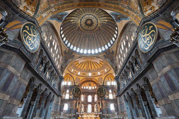 ESTAMBUL, TURQUÍA - 6 DE SEPTIEMBRE DE 2014: Interior de Hagia Sophia el 6 de septiembre de 2014 en Estambul, Turquía. Hagia Sophia es el mayor monumento de la cultura bizantina.