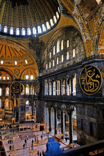 Estambul, Turquía - 06 de marzo de 2020: interior interior del museo de Hagia Sophia (Ayasofya). Área increíble y este es uno de los grandes edificios del mundo y atracción turística popular.