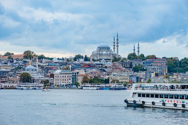 Estambul Turquía 1 de octubre de 2021 Paisaje urbano de Estambul con barcos y Mezquita de Suleymaniye