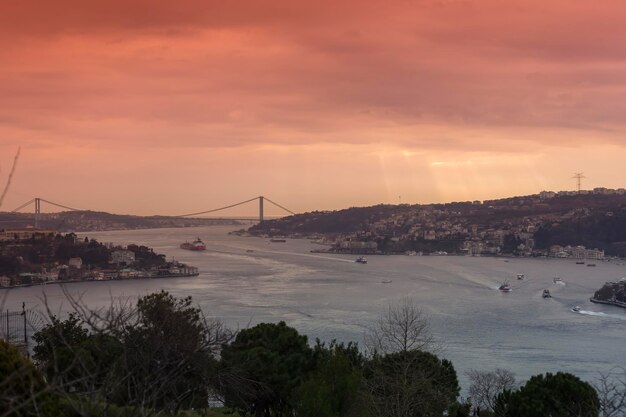 Estambul Turquía 10 de enero de 2015 La vista del puente Bosphprus conecta Asia y Europa durante la puesta de sol