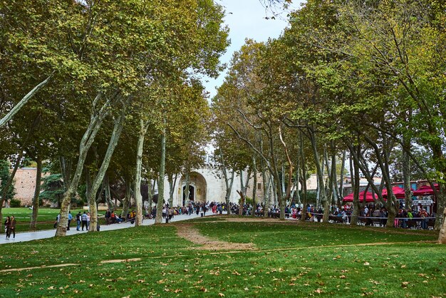 Estambul Turquía 11 de octubre de 2019 Hermoso jardín en el Palacio de Topkapi Estambul Turquía