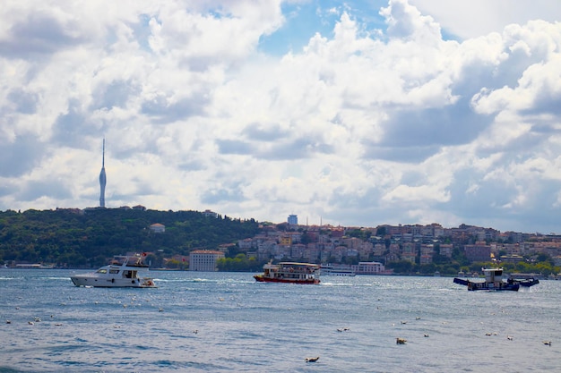 Estambul turquía 14 de agosto de 2021 yate y barco navegan en la vista del Bósforo de Estambul y el cielo en las nubes gaviotas en el agua