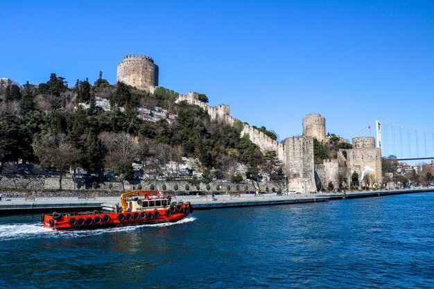 Estambul / Turquía, 17 de febrero de 2020, Fortaleza de Rumeli y Puente del Bósforo