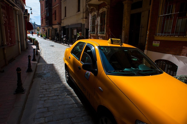 Foto estambul, turquía - 18 de marzo de 2013: taxis en las calles de estambul.