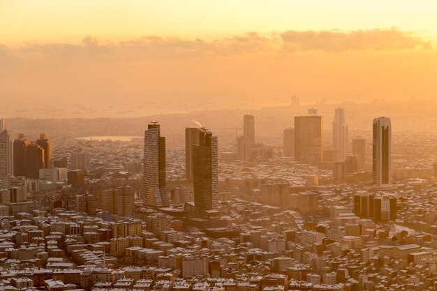 Estambul Turquía 19 de enero de 2015 Vista de Estambul con luz de marcha atrás durante la puesta de sol en un día nevado y brumoso