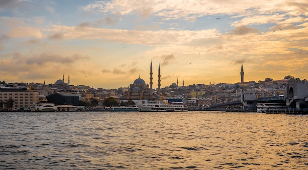 ESTAMBUL, TURQUÍA - 26 de octubre de 2021: Estambul al atardecer desde el puente de Galata. Vista de la mezquita de Suleymaniye. Mejor destino turístico de Estambul