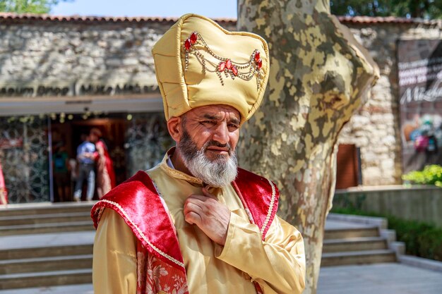 Estambul Turquía el 30 de julio de 2016 anciano con vestido de sultán otomano