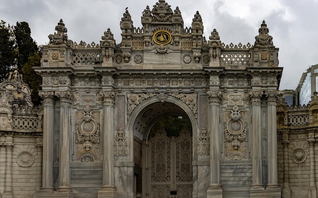 Estambul Turquía 6 de octubre de 2021 la Puerta del Sultán Puerta de entrada principal del Palacio Dolmabahce