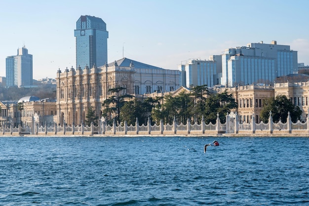 Estambul turquía enero vista del palacio de dolmabahce desde el bósforo