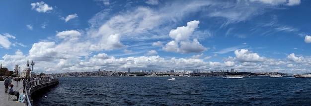 Estambul TurquíaSeptiembre 52021 Vista panorámica del Bósforo con cielo nublado