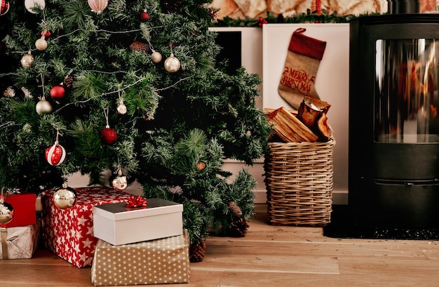 Estamos abastecidos de regalos Captura recortada de un montón de regalos colocados debajo de un árbol de Navidad listos para abrir por la mañana