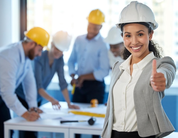 Estamos fazendo um bom trabalho. Tiro de uma jovem empresária mostrando um polegar para cima no trabalho.