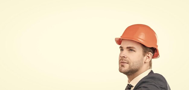 Estamos hechos para la ingeniería Retrato de ingeniero serio Ingeniero civil en casco Hombre de construcción