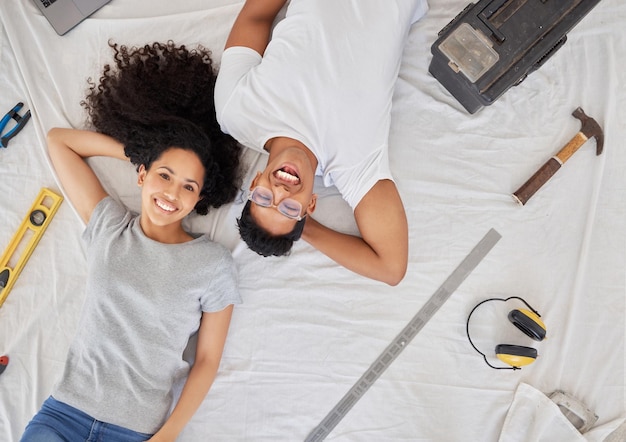 Estamos reformando porque queremos que nossa casa fique mais bonita e confortável. Foto de um jovem casal reformando sua casa juntos.