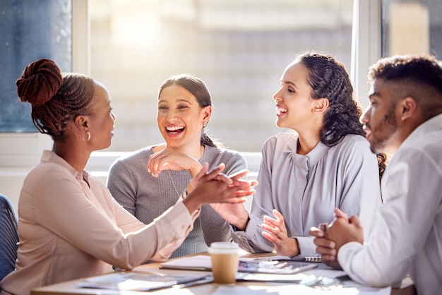 Estamos totalmente enamorados de su idea Fotografía de un grupo de empresarios reunidos en una oficina