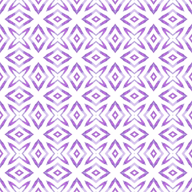 Estampado elegante listo para textiles, tela para trajes de baño, papel tapiz, envoltura. Diseño de verano boho chic resplandeciente púrpura. Patrón de frontera étnica de verano acuarela. Patrón étnico pintado a mano.