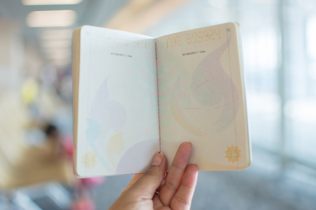 Estampillas de inmigración en el pasaporte del aeropuerto.