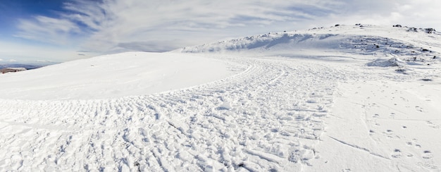 Estância de esqui da Serra Nevada no inverno, cheia de neve.