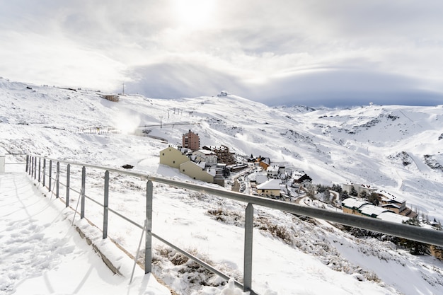 Estância de esqui da Serra Nevada no inverno, cheia de neve.