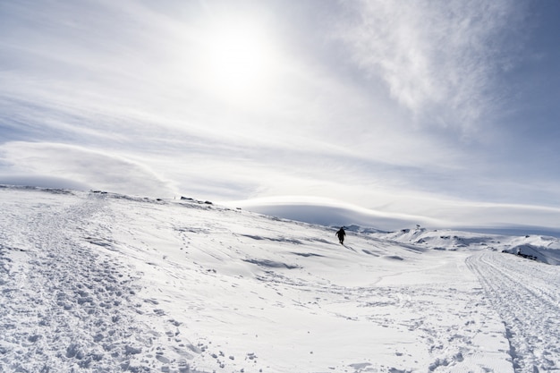 Foto estância de esqui da serra nevada no inverno, cheia de neve.