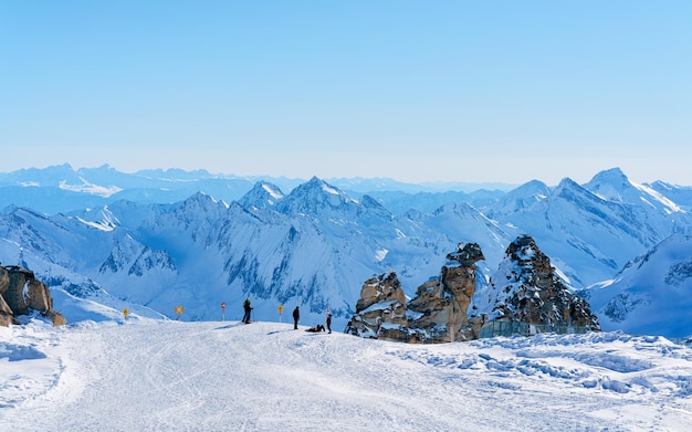 Estância de esqui de Hintertux Glacier em Zillertal no Tirol na Áustria no inverno nos Alpes. Montanhas alpinas com neve. Diversão em declive. Férias em família. Céu azul e encostas brancas.