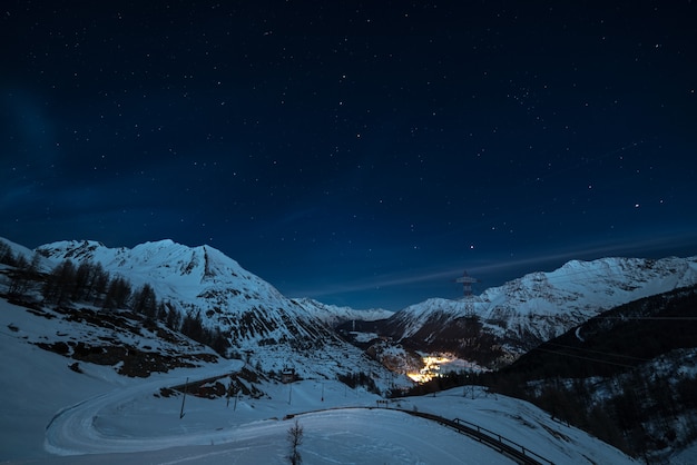 Estância de esqui de La Thuile à noite