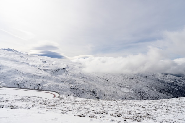 Estância de esqui de sierra nevada no inverno, cheio de neve.