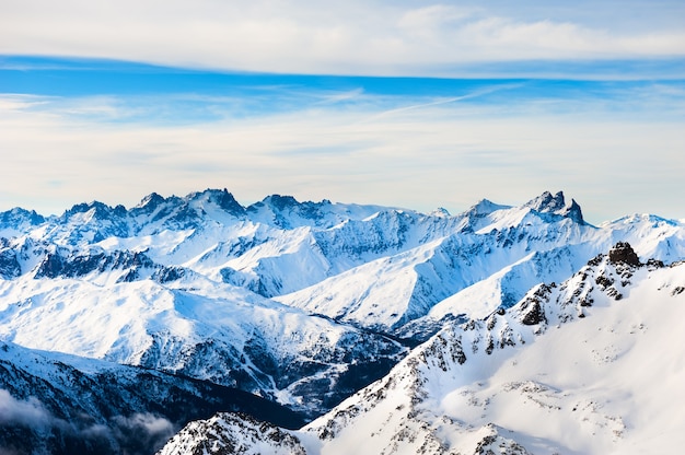 Estância de esqui nas montanhas de inverno. Val Thorens, 3 Vales, França.