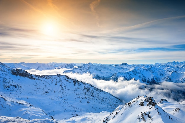 Estância de esqui nas montanhas de inverno. Vista do topo. Val Thorens, 3 Vales, França. Bela paisagem de montanhas com nuvens ao pôr do sol