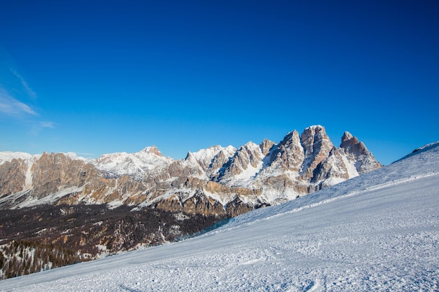 Estância de esqui nas montanhas Dolomities