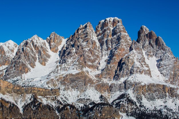 Estância de esqui nas montanhas dolomities