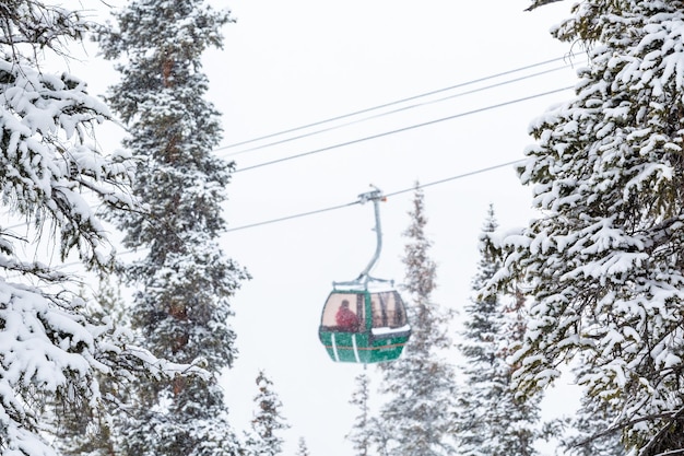 Estância de esqui no final da temporada após a tempestade de neve no Colorado.