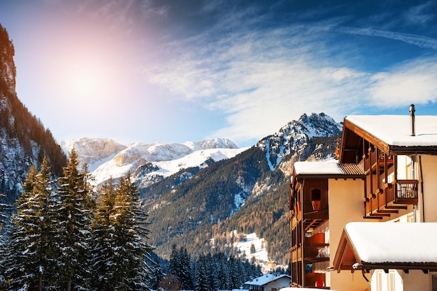 Estância de esqui no inverno, Alpes Dolomitas. Canazei, Val Di Fassa, Itália. Férias de inverno, destino de viagem