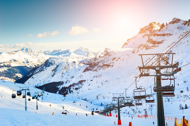 Estância de esqui no inverno, Alpes Dolomitas. Val Di Fassa, Itália. Belas montanhas e o céu azul, paisagem de inverno