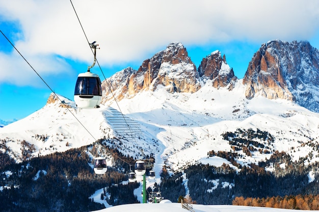 Estância de esqui no inverno, Alpes Dolomitas. Val Di Fassa, Itália. Paisagem de inverno