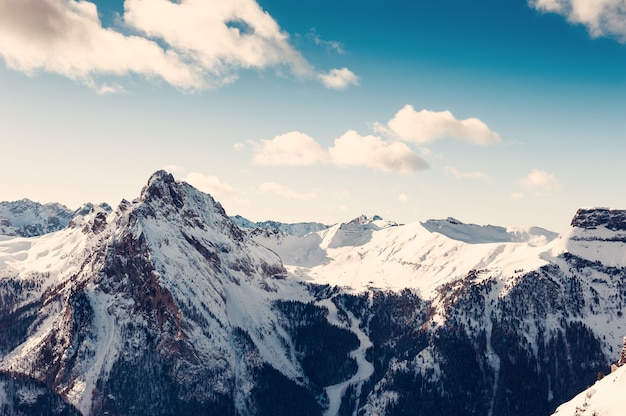 Estância de esqui no inverno, Alpes Dolomitas. Val Di Fassa, Itália.