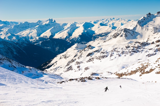 Estância de esqui nos Alpes de inverno. Val Thorens, 3 Vales, França. Belas montanhas e o céu azul, paisagem de inverno