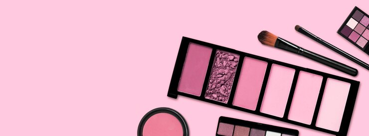 Foto estandarte panorámico con productos de maquillaje y cosméticos