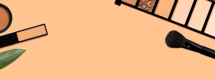 Foto estandarte panorámico con productos de maquillaje y cosméticos