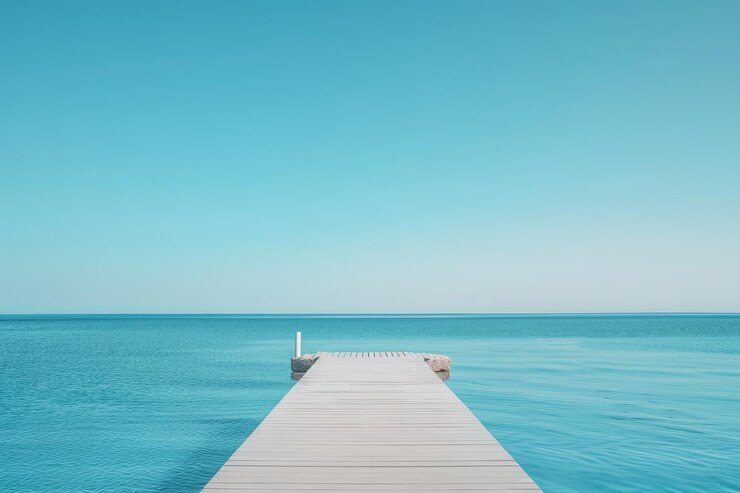 Estandarte de verano minimalista con puente de pontón, mar y línea del horizonte. Fondo azul de verano para recreación y turismo con espacio de copia. Escena tranquila romántica.